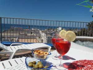 - Mesa con bebidas y vistas a la playa en Riflesso sul mare, en Marina di Mancaversa