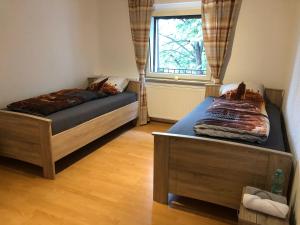 1 Schlafzimmer mit 2 Betten und einem Fenster in der Unterkunft M/P in Duisburg
