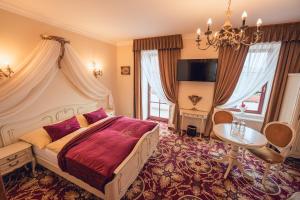 Postel nebo postele na pokoji v ubytování Hotel Svatojánský Dvůr