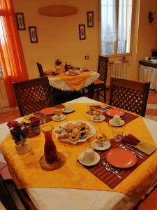 una mesa de madera con comida encima en Cà Pinotta, en Miazzina