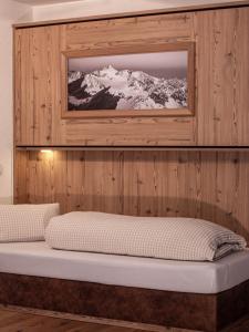 Lutonia Appartements Sölden tesisinde bir odada yatak veya yataklar