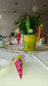 einen Tisch mit Blumen in Vasen darüber in der Unterkunft Sporthotel Glück Auf Mönchenfrei in Brand-Erbisdorf