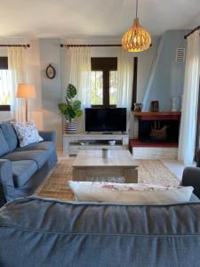 TV a/nebo společenská místnost v ubytování Sea View Villa Anastasia