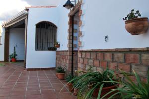 dziedziniec domu z doniczkami w obiekcie Comfortable house in Guadix with barbecue and parking w mieście Guadix