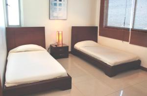 卡塔赫纳帕尔梅托卡塔赫纳Nª3401公寓的有两张床和一盏灯的卧室 更多14张照片