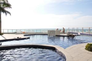 卡塔赫纳帕尔梅托卡塔赫纳Nª3401公寓的以海滩为背景的游泳池