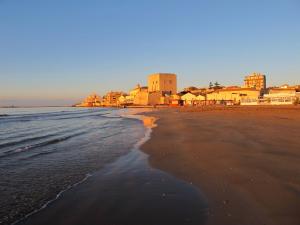 ポッツァッロにあるVilla Sea Sky - Sicily Inの建物を背景にビーチを望む