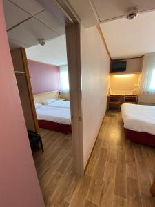 Rúm í herbergi á Hôtel Originals City, Armony Dijon - Chenôve