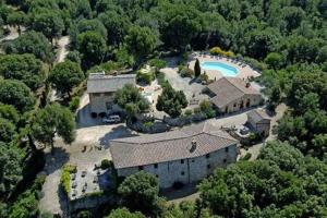 una vista aerea di una casa con piscina di Podere La Castellina a Podere Poggiaccio
