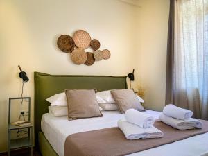 een slaapkamer met een bed met twee handdoeken erop bij Ilida Villas in Sikéa