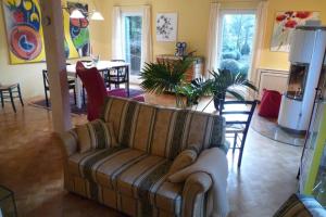 a living room with a couch and a dining room at Gästehaus im Park in Berlin