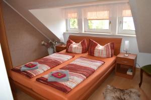 a bedroom with a bed with two towels on it at Am Klostergarten in Heilbad Heiligenstadt