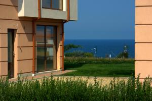 een gebouw met de oceaan op de achtergrond bij Seagarden Villa Resort in Lozenets