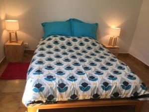 La Bargine في Aspremont: سرير لحاف ازرق وبيض ومصباحين