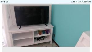 Televízia a/alebo spoločenská miestnosť v ubytovaní Casa GIOVANNA
