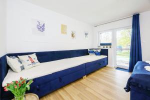 Posteľ alebo postele v izbe v ubytovaní APARTAMENT 4B BLUE MARINE Poddąbie Basen Odkryty Brodziki Plac Zabaw + 21 fotografií
