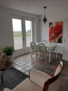 una sala da pranzo con tavolo e sedie di Vakantiewoning Het Olietunnetje a Ovezande