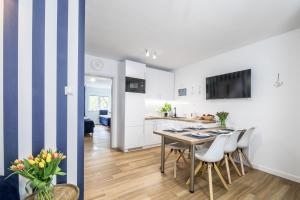 Televízia a/alebo spoločenská miestnosť v ubytovaní Apartament 12B Niebieskie Apartamenty Poddąbie dawniej Blue Marine z basenem krytym, odkrytym, salą zabaw, animacjami