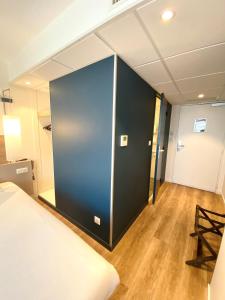 Rúm í herbergi á Hôtel Originals City, Armony Dijon - Chenôve