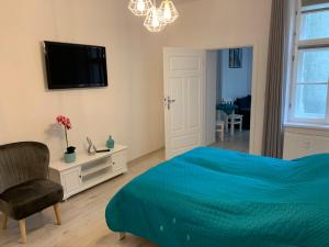 Televízia a/alebo spoločenská miestnosť v ubytovaní Apartament White