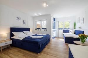 Posteľ alebo postele v izbe v ubytovaní Apartament 12B Niebieskie Apartamenty Poddąbie dawniej Blue Marine z basenem krytym, odkrytym, salą zabaw, animacjami + 34 fotografií