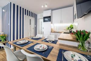 Televízia a/alebo spoločenská miestnosť v ubytovaní Apartament 12B Niebieskie Apartamenty Poddąbie dawniej Blue Marine z basenem krytym, odkrytym, salą zabaw, animacjami