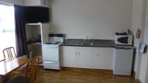 Kuchyň nebo kuchyňský kout v ubytování ASURE Adcroft Motel + 37 fotografií