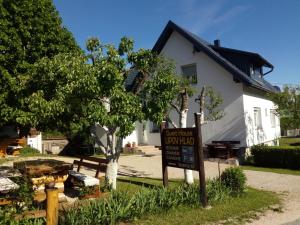 uma casa com uma placa em frente a um quintal em Guest House Lipov Hlad em Plitvicka Jezera