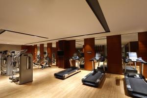 Fitness centrum a/nebo fitness zařízení v ubytování HUALUXE Yangjiang City Center, an IHG Hotel