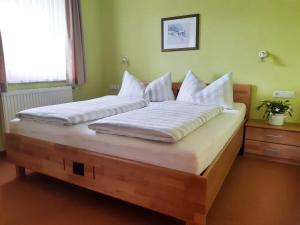 Łóżko lub łóżka w pokoju w obiekcie Appartementhaus St. Martin