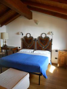 セスト・カレンデにあるCa' dal Cicinのベッドルーム1室(青いベッド1台、木製ヘッドボード付)