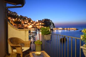 een balkon met 2 stoelen en uitzicht op het water bij B&B La Veduta in Scilla