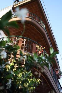 Chrysohorafa的住宿－里姆奈奧旅館，一座带阳台的建筑