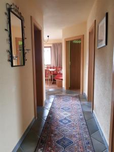 een hal met een spiegel en een tapijt op de vloer bij Appartementhaus St. Martin in Seefeld in Tirol