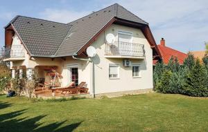 Cette grande maison blanche dispose d'une terrasse couverte. dans l'établissement Pelso Vendégház, à Balatonberény