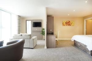 1 dormitorio con 1 cama y sala de estar en Bannview Bed & Breakfast, en Portadown