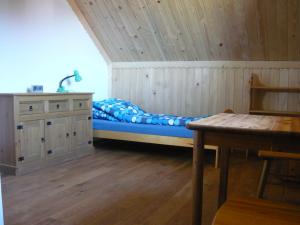um quarto com uma cama, um lavatório e uma mesa em Wichrowe Wzgórze em Dynów