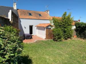 uma vista para o quintal de uma casa em Côté Source em Pornic