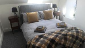 Rúm í herbergi á Lisheen Lodge