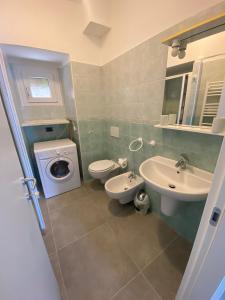 y baño con lavabo, aseo y lavadora. en Casa Margherita, en Brenzone sul Garda 74 fotos más