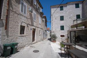 eine Gasse in einer Altstadt mit Steingebäuden in der Unterkunft Apartment Kira in Split