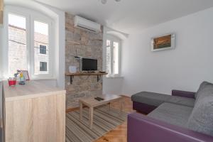 ein Wohnzimmer mit einem Sofa und einem Tisch in der Unterkunft Apartment Kira in Split