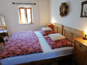 ein Schlafzimmer mit einem Bett und zwei Kissen darauf in der Unterkunft Pivovar Špitt Zahořany in Leitmeritz