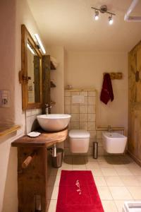 uma casa de banho com um lavatório, uma banheira e um WC. em Maison Peroulaz 0031-0032-0033-0034-0035 em Charvensod