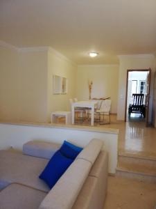 uma sala de estar com um sofá e uma mesa em Villa V2 C em Albufeira