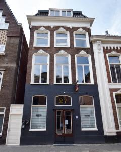 een gebouw met het nummer erop bij Bed & Breakfast De Barrels in Groningen
