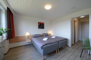 een slaapkamer met een bed in een kamer bij Ruhrpottpension Am Stöter in Witten