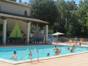 Bazén v ubytování Camping Du Lion nebo v jeho okolí