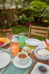 einen Tisch mit Speisen und Getränken darauf in der Unterkunft Casadacidade in Ponta Delgada