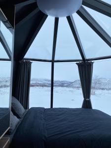 Gallery image of Aurora Hut - luksusmajoitus iglu tunturilammella Pohjois-Lapissa Nuorgamissa in Nuorgam